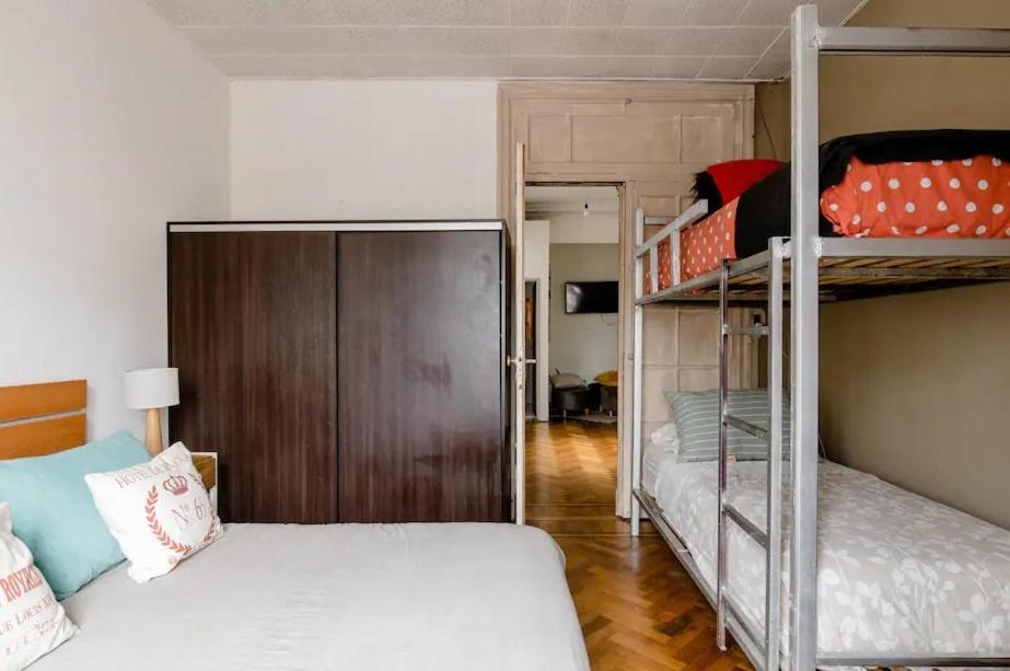 Vista general de la habitación con cama matrimonial y cucheta